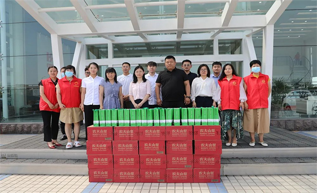 暑天热，爱心更热——工会送清凉