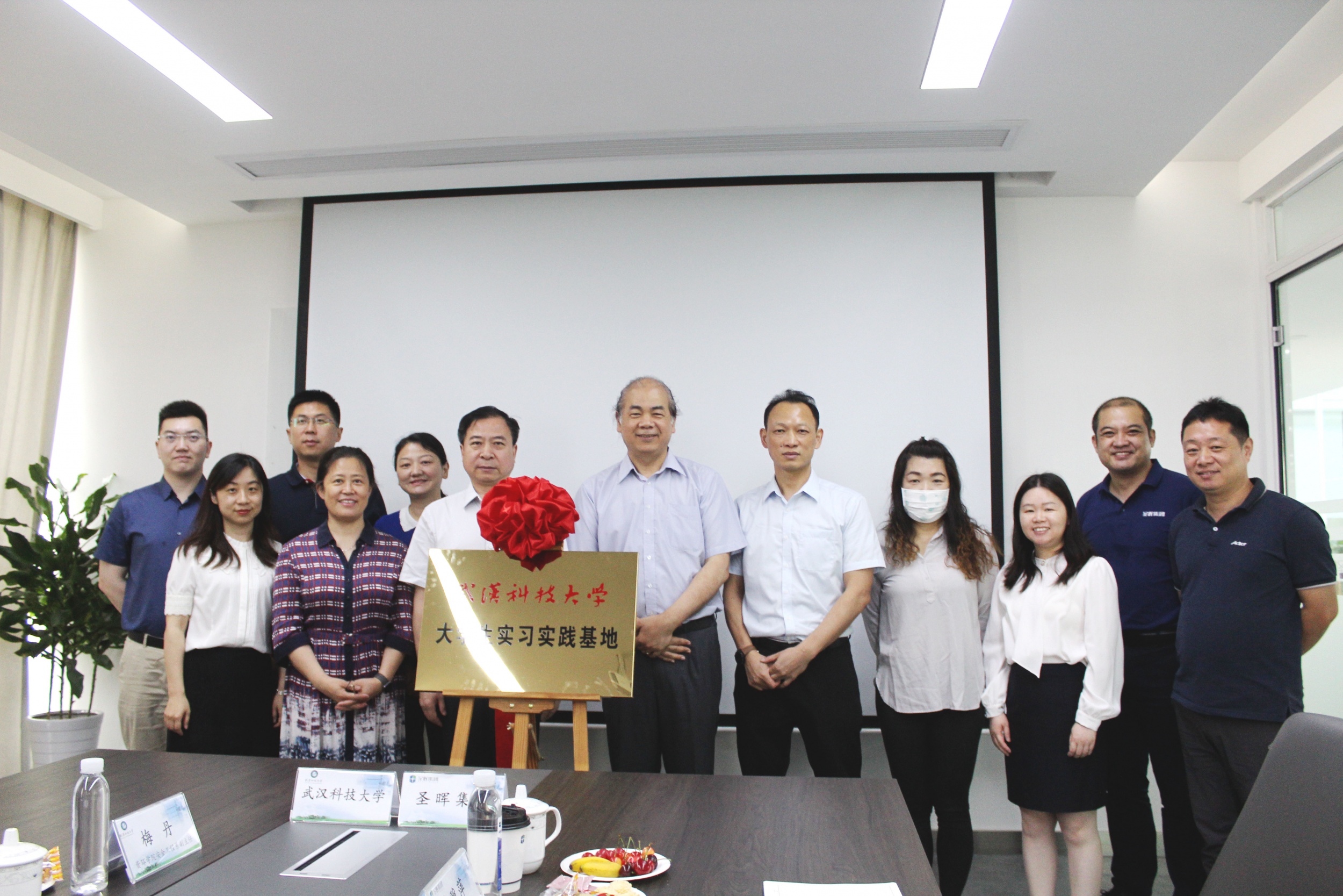 恒峰G22集团与武汉科技大学校企合作签约仪式