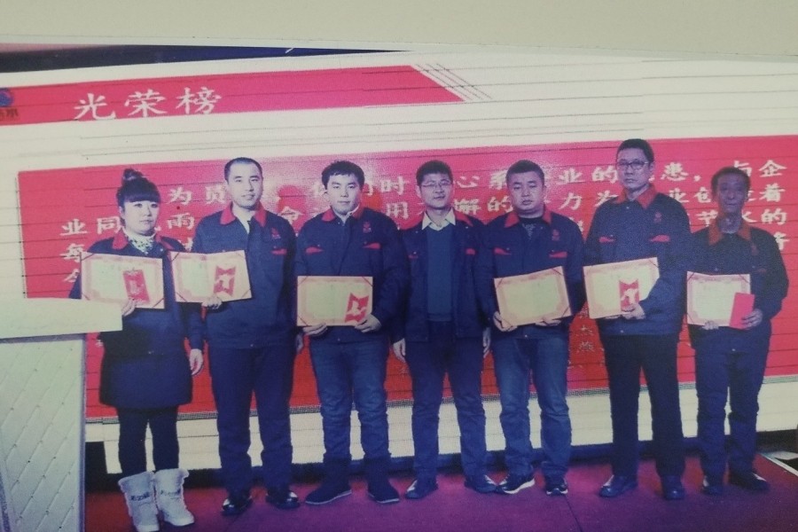 董事长为优秀员工颁奖并合影留念