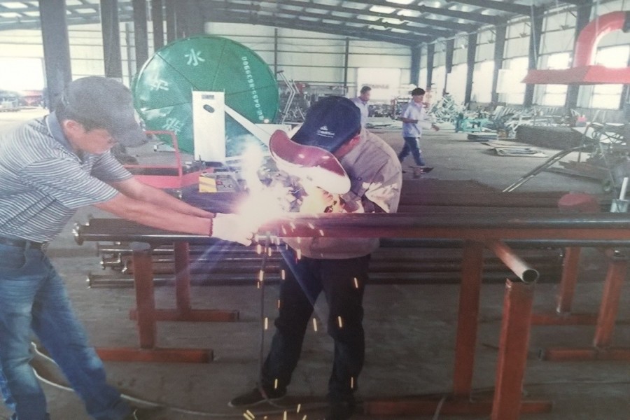 机加车间员工忙碌的身影