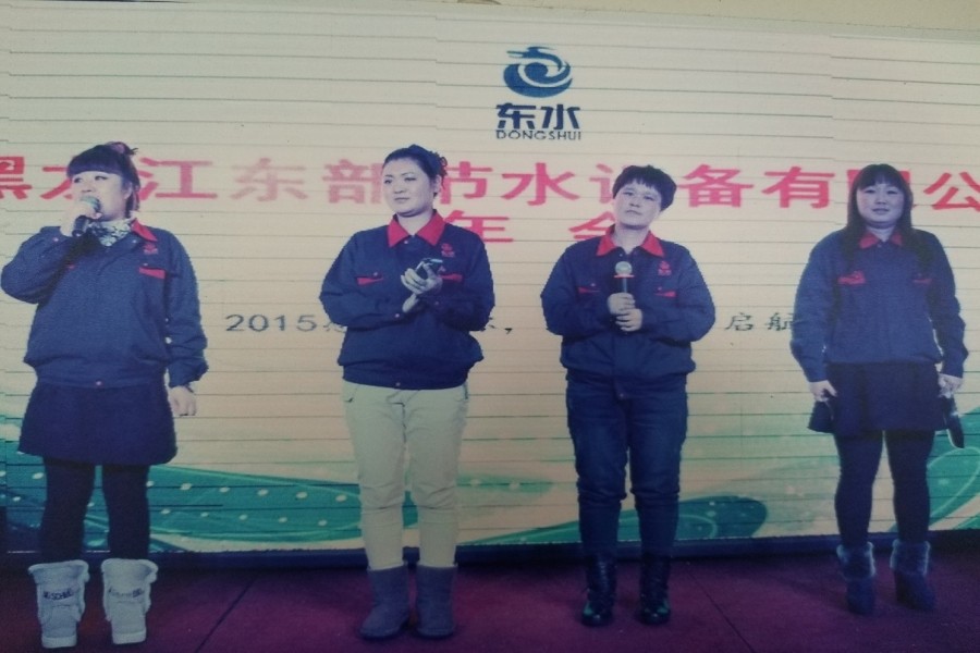 挤塑车间女工代表在年会上表演节目“三句半”