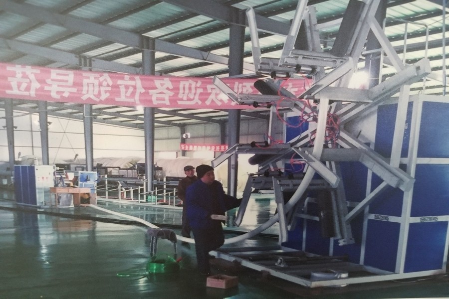 挤塑车间员工忙碌的身影