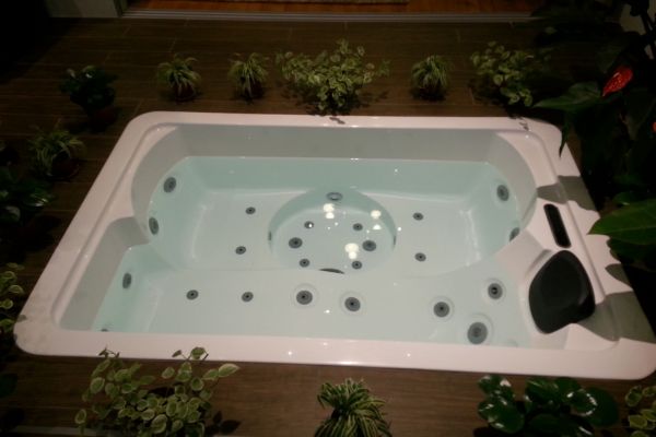 Customer Case Study: SR807 Hot Tub in Singapore