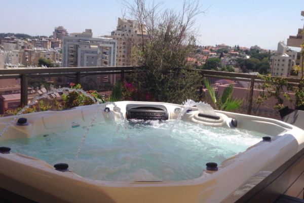 Chilean Customer's Experience with SR832A: A Perfect Outdoor Hot Tub