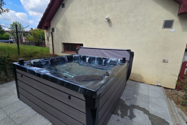 Experience Ultimate Relaxation with the SR802C Hot Tub - A True Outdoor Oasis!