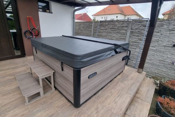 Enhancing Outdoor Relaxation: A Real-World Application of the SR8116B Outdoor Hot Tub in a Courtyard Setting