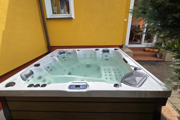 Luxury in Your Backyard: SR802C Hot Tub Brings Comfort and Style to Outdoor Spaces