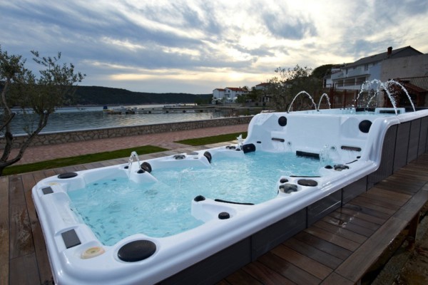 How the SR859 12-Person Outdoor Swim Spa Enhances Backyard Living in the U.S.