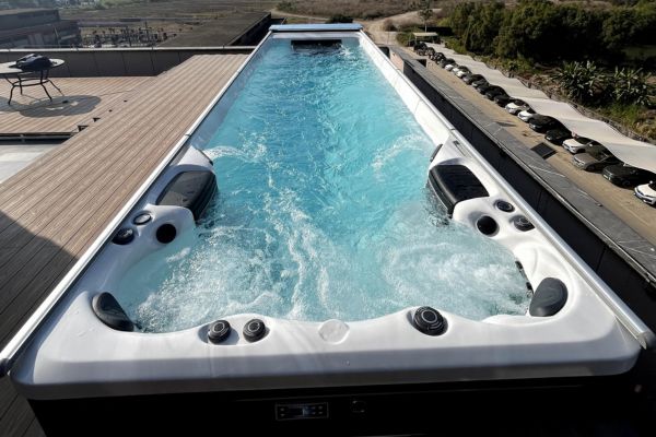 How a Homeowner Installed an Endless Pool on His Building Top