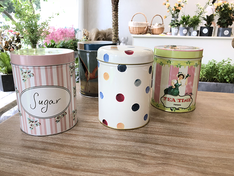 Round cookies and coffee tin cans packaging