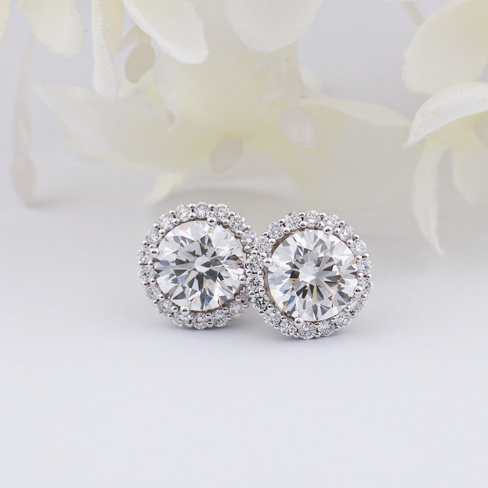 1.76ct white round main diamond 18K gold surrounded by diamond earrings