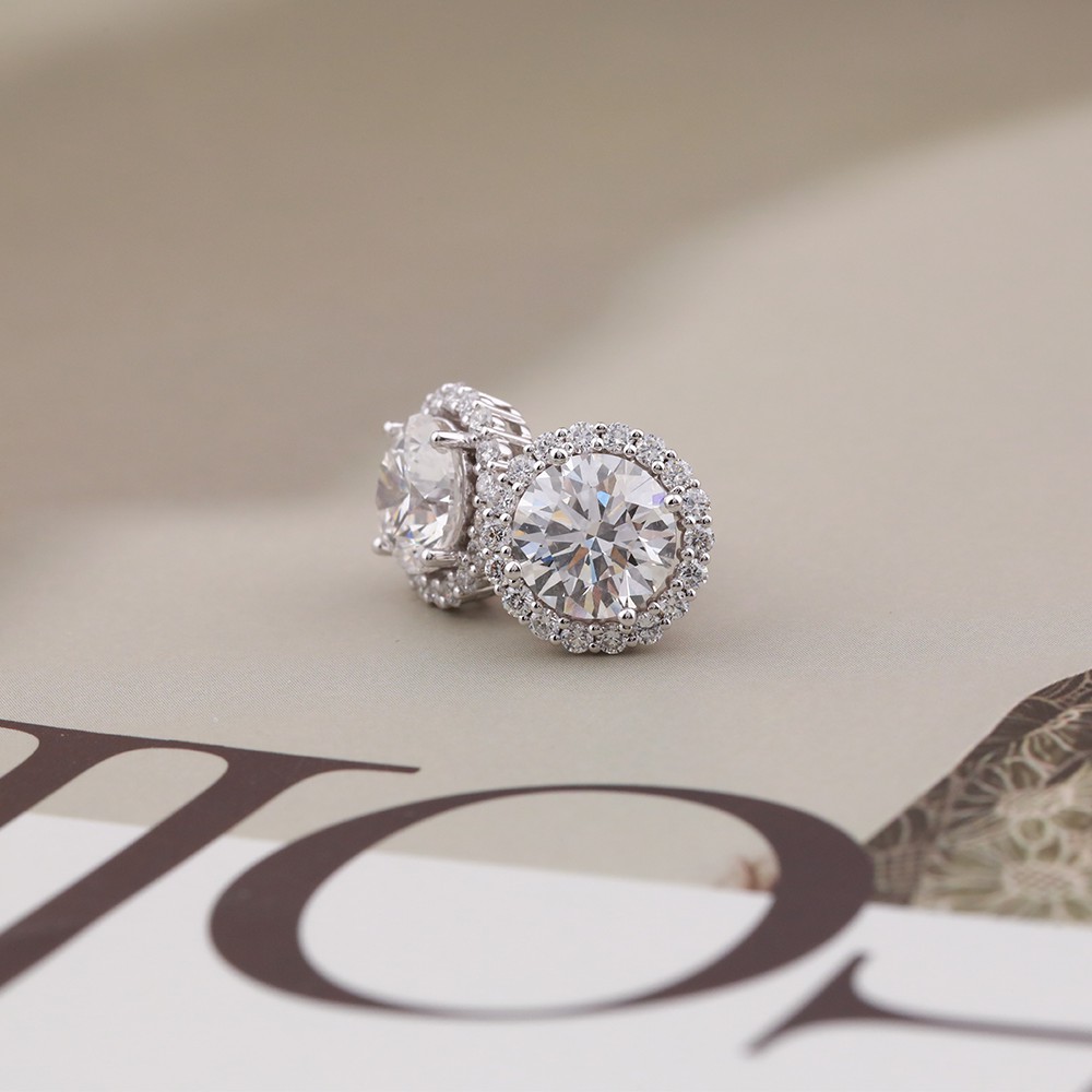 1.76ct white round main diamond 18K gold surrounded by diamond earrings