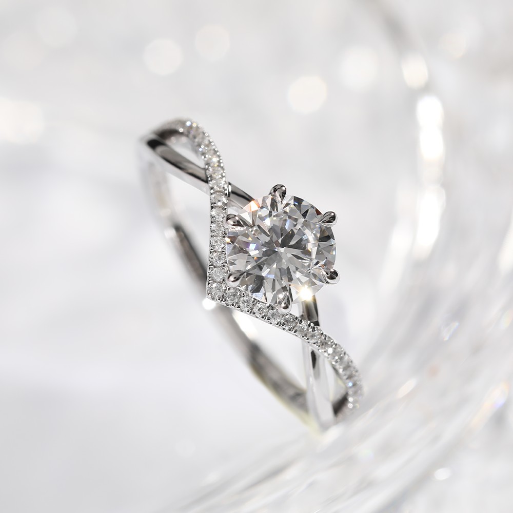 1ct White Round Diamond 18K Gold Cross-Arm Diamond Ring