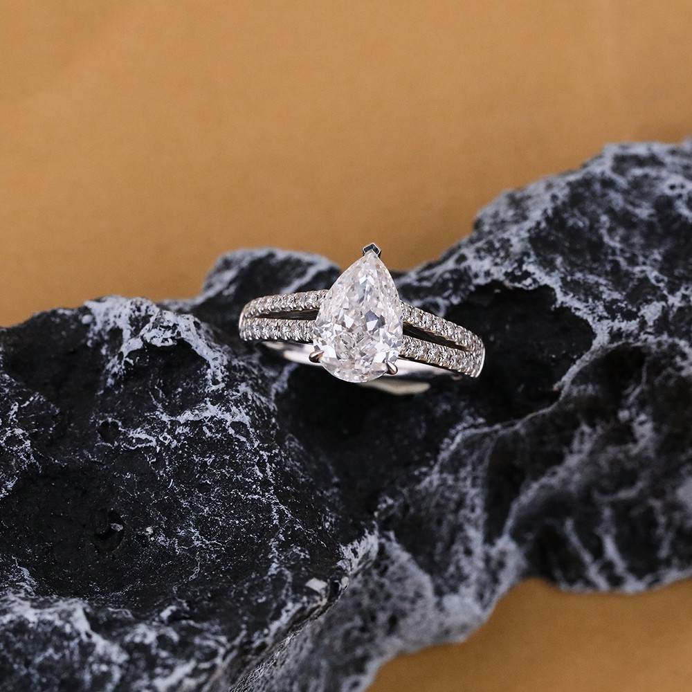 3.15ct White Drop-shaped Diamond 18K Gold Double Arm Diamond Ring
