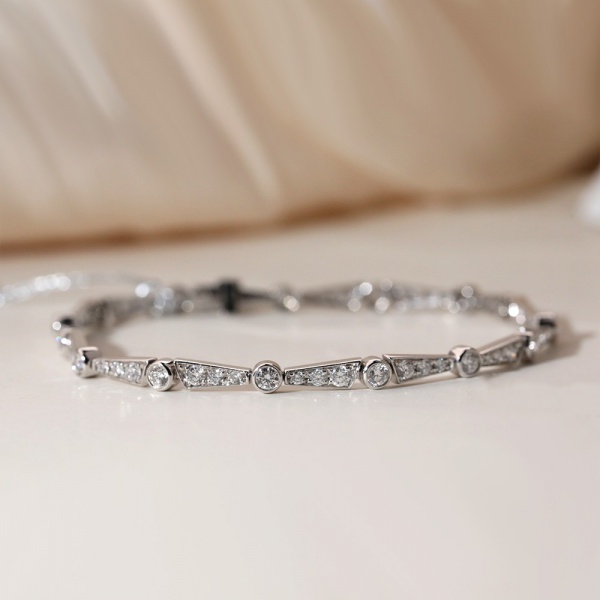 1.84ct White Round Diamond 18K Gold Designer Diamond Bracelet