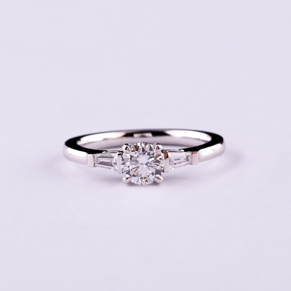 Round main diamond 50 points White tip knife arm series 18K gold ring