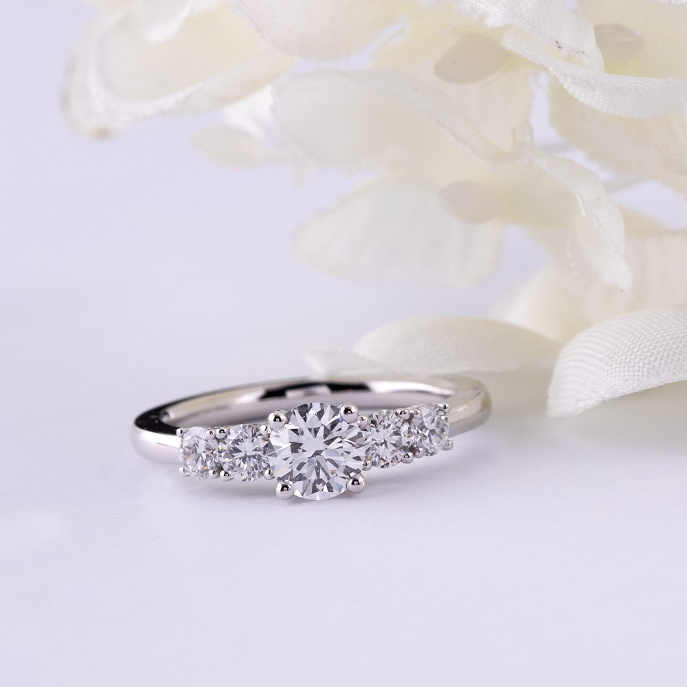 Round main diamond 50 points Five-stone four-claw series 18K gold ring