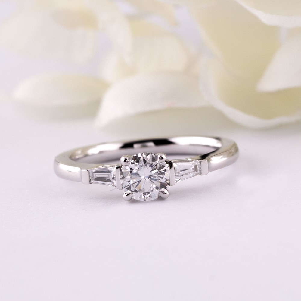 Round main diamond 50 points White tip knife arm series 18K gold ring
