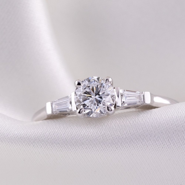 Round main diamond 50 points White tip knife arm series 18K gold ring