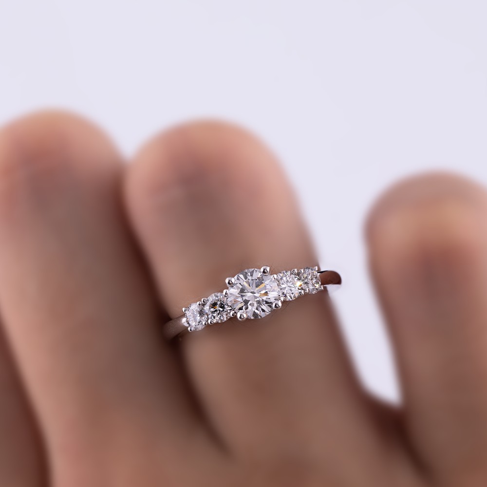 Round main diamond 50 points Five-stone four-claw series 18K gold ring
