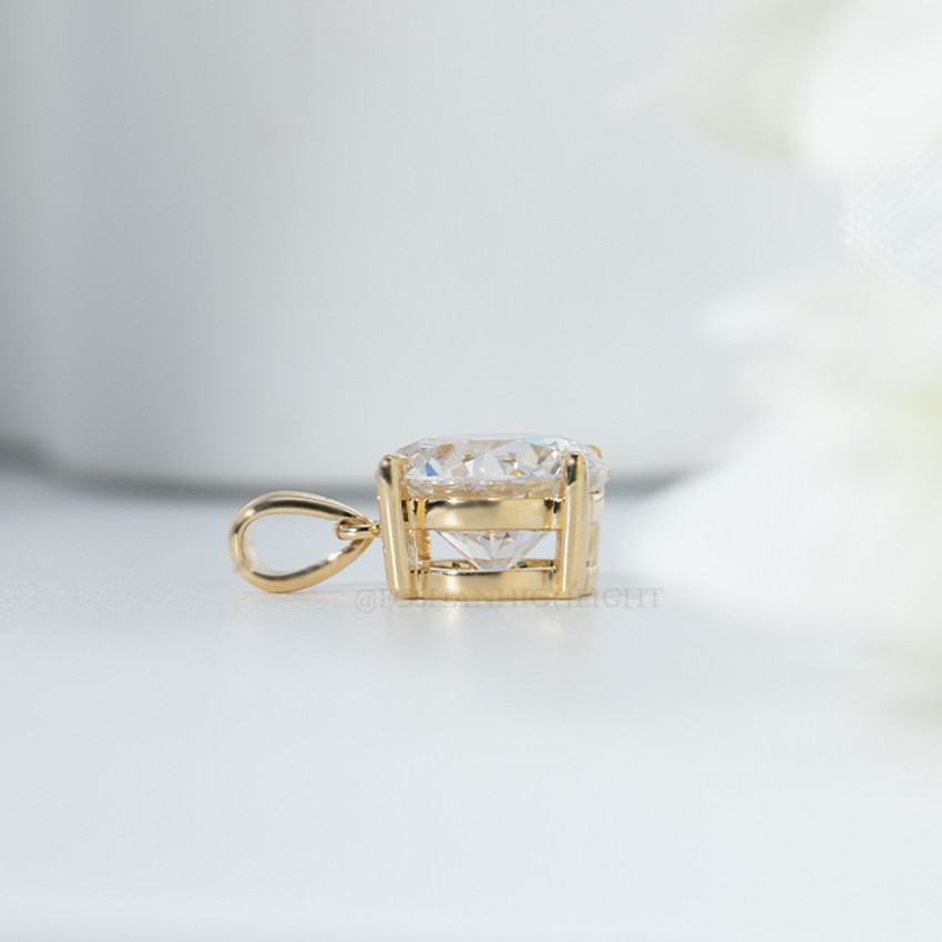 2.1ct round diamond classic four-claw 18K gold pendant