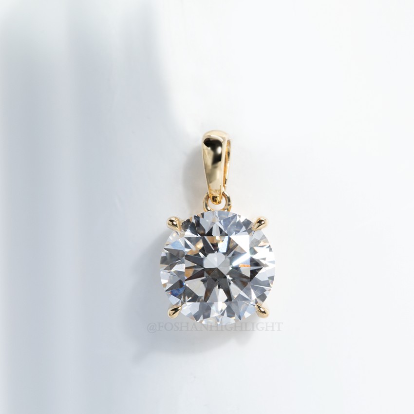 2.1ct round diamond classic four-claw 18K gold pendant