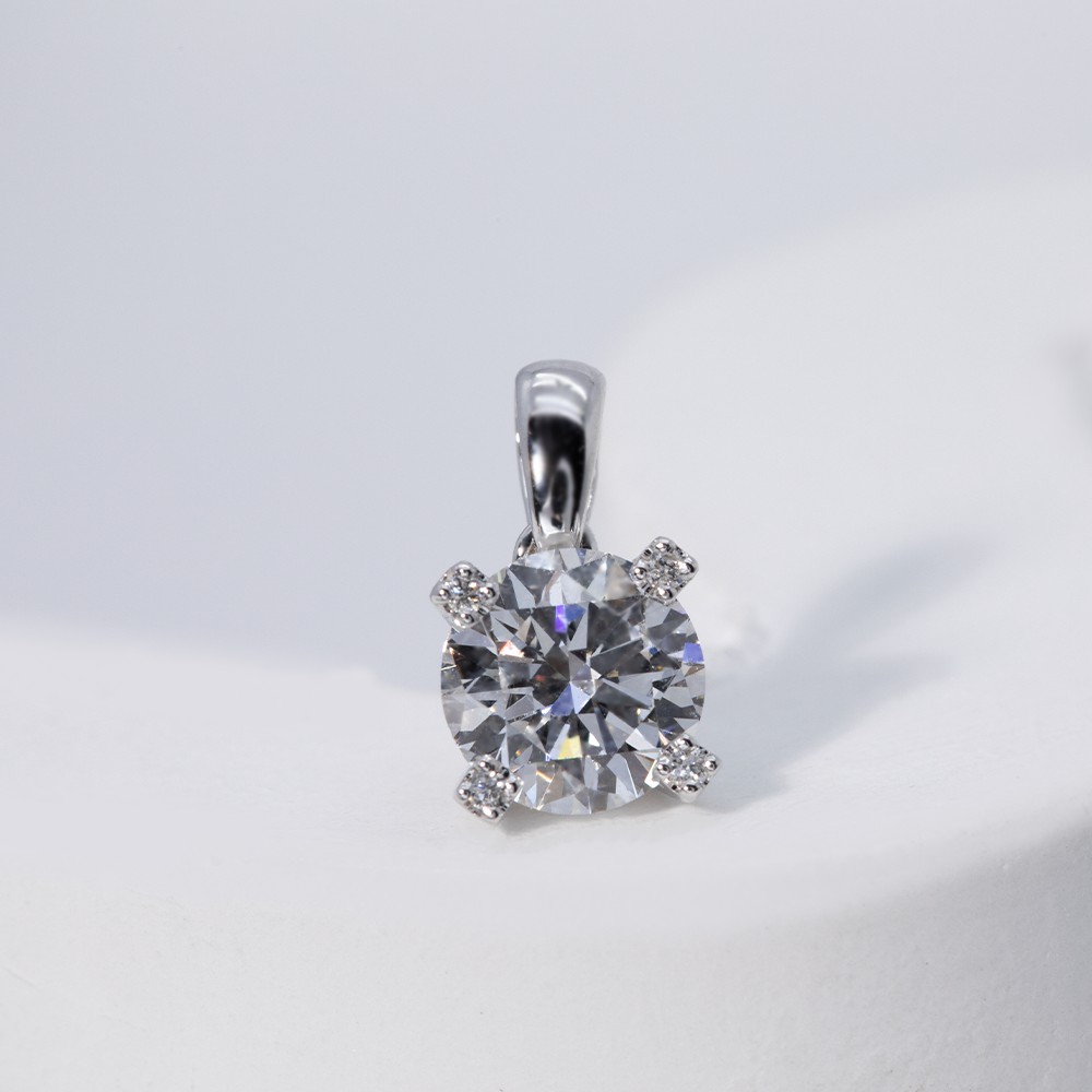 2.1ct round diamond star point four claw 18K gold pendant