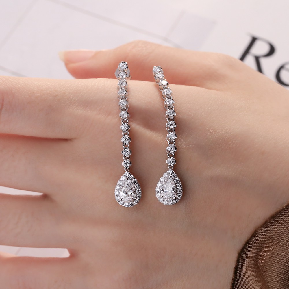 1ct pear-shaped diamond 18K gold surround design diamond earrings