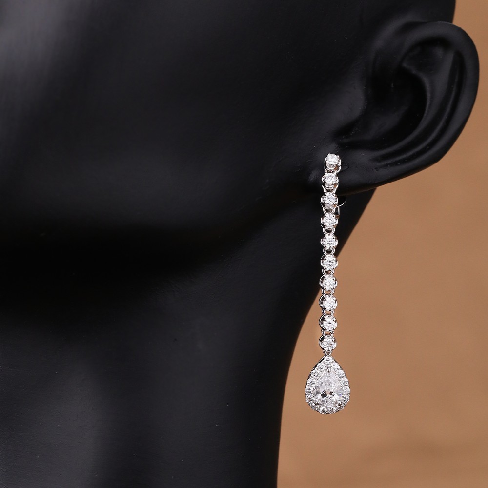 1ct pear-shaped diamond 18K gold surround design diamond earrings