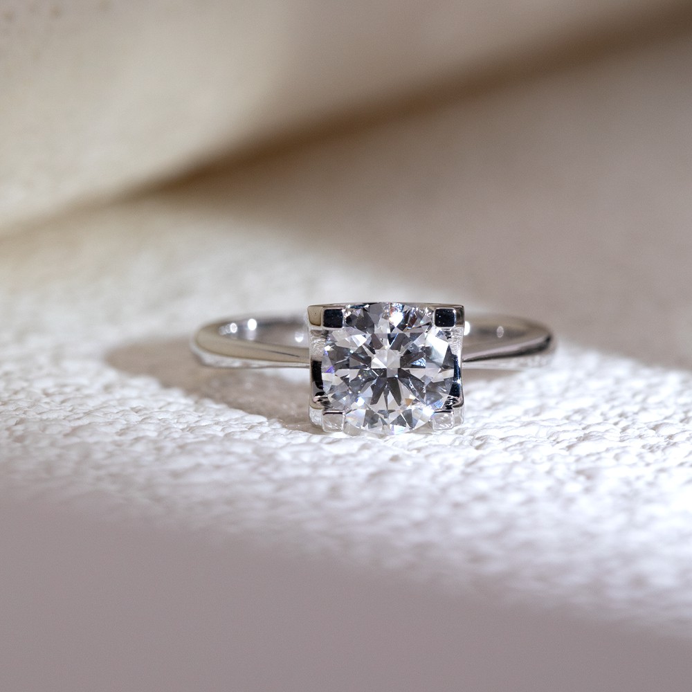 2ct round diamond 18K gold bull head diamond ring