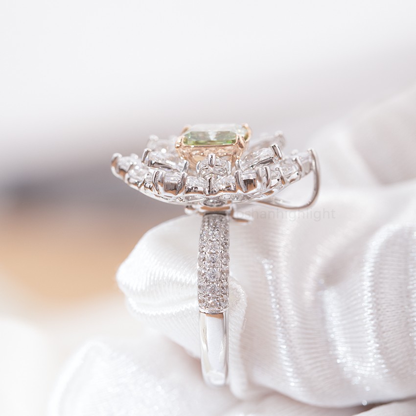 [Palace Series - Branches] Green Princess Square Main Stone Luxury Design 18K Gold Diamond Ring