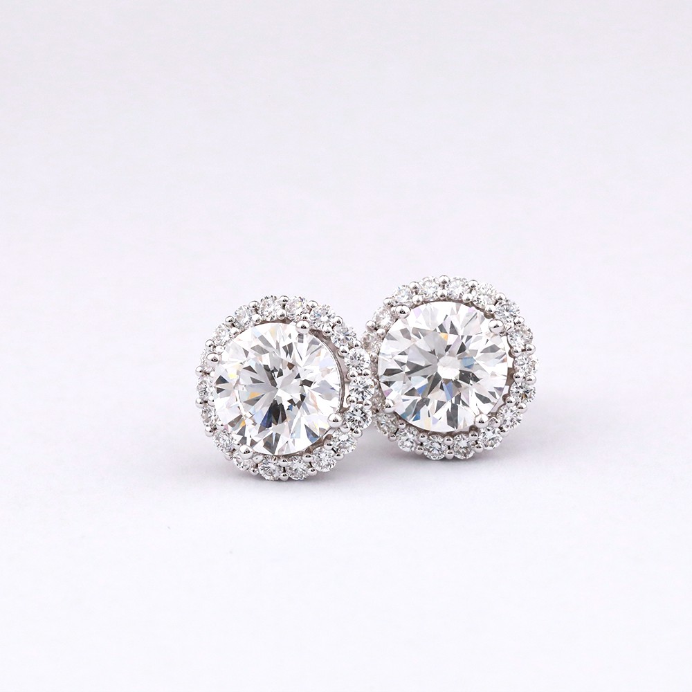 Pendientes de oro de 18 quilates con diamante principal redondo blanco de 1,76 ct rodeado de diamantes