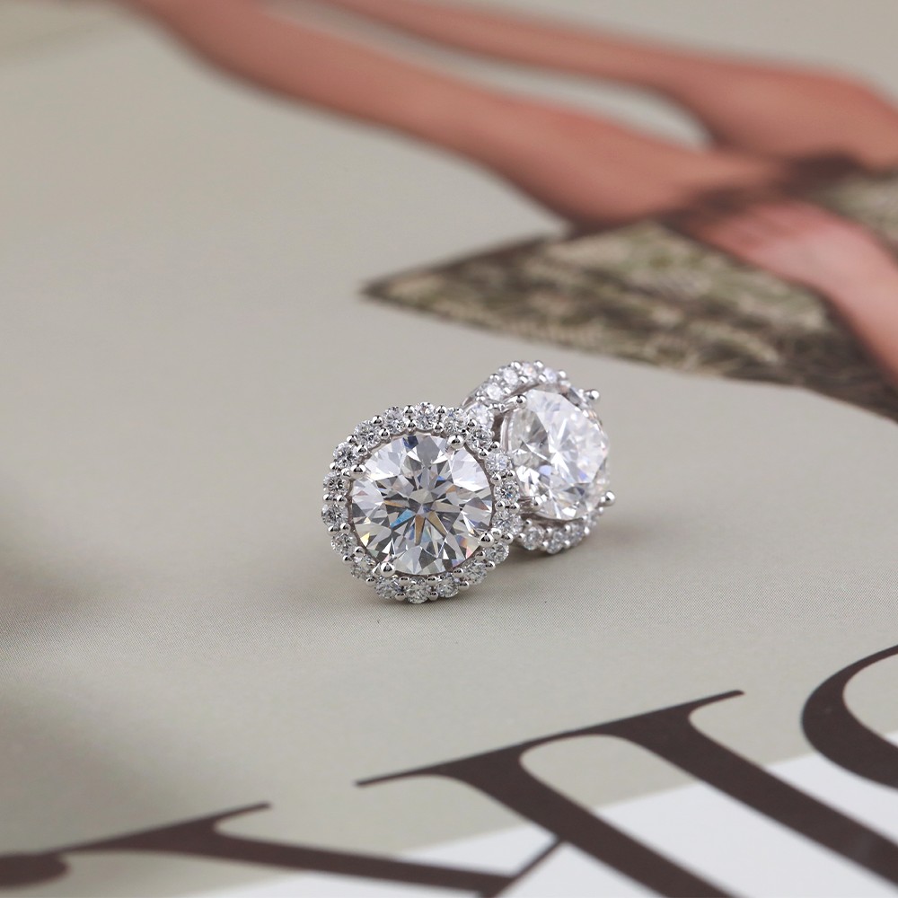 Pendientes de oro de 18 quilates con diamante principal redondo blanco de 1,76 ct rodeado de diamantes
