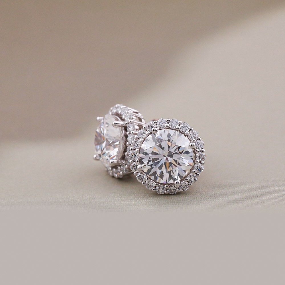 Pendientes de oro de 18 quilates con diamante principal redondo blanco de 1,76 ct rodeado de diamantes