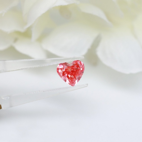 Diamante cultivado en laboratorio de 1,52 ct en forma de corazón rojo, grado VS, con color CVD y certificado IGI