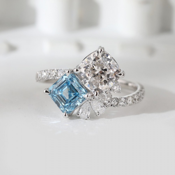 Anillo de oro de 18 quilates con diamantes dobles de talla Asscher azul y blanca