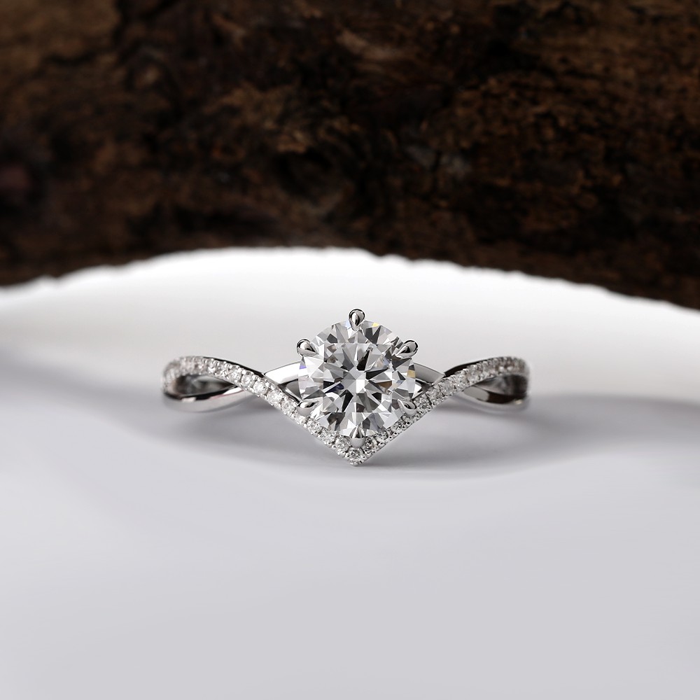 Anillo de oro de 18 quilates con diamantes redondos blancos de 1 ct y forma de cruz