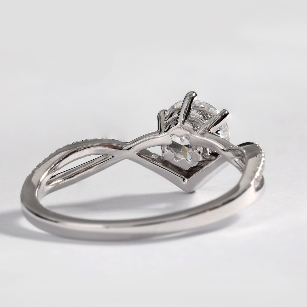 Anillo de oro de 18 quilates con diamantes redondos blancos de 1 ct y forma de cruz