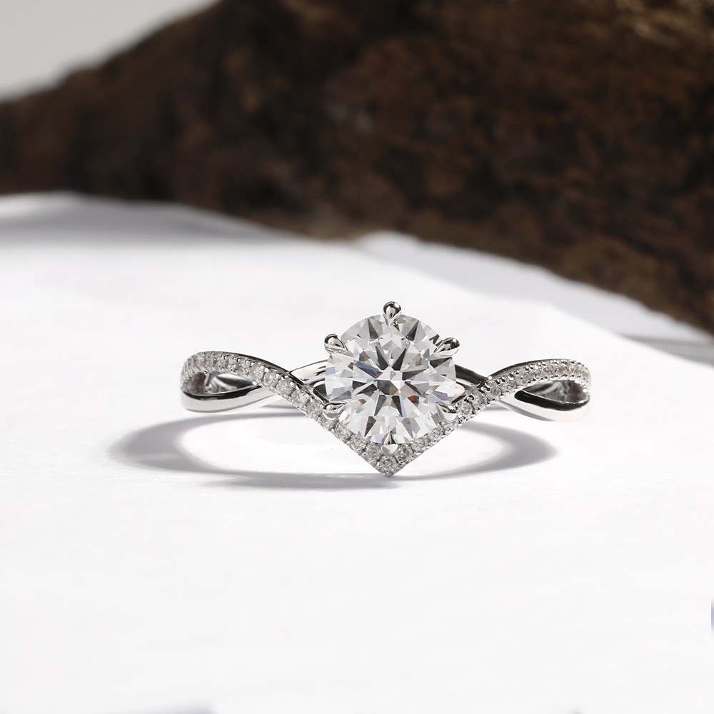 Anillo de oro de 18 quilates con diamantes redondos blancos de 1 ct y forma de cruz