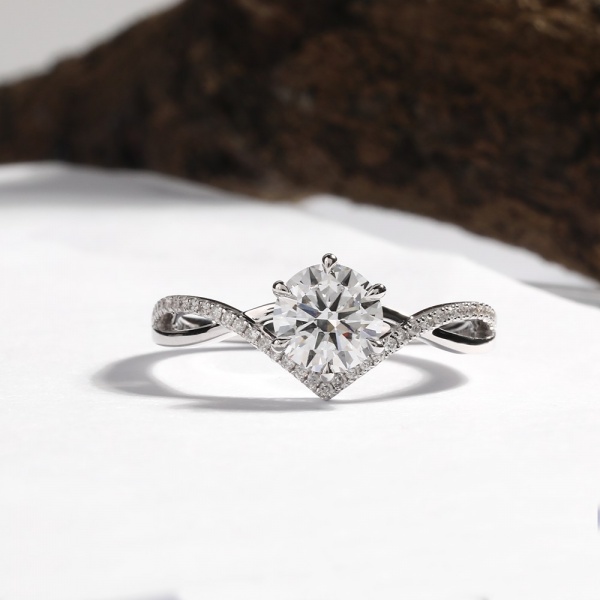 Anillo de oro de 18 quilates con diamantes redondos blancos de 1 ct y forma de cruz