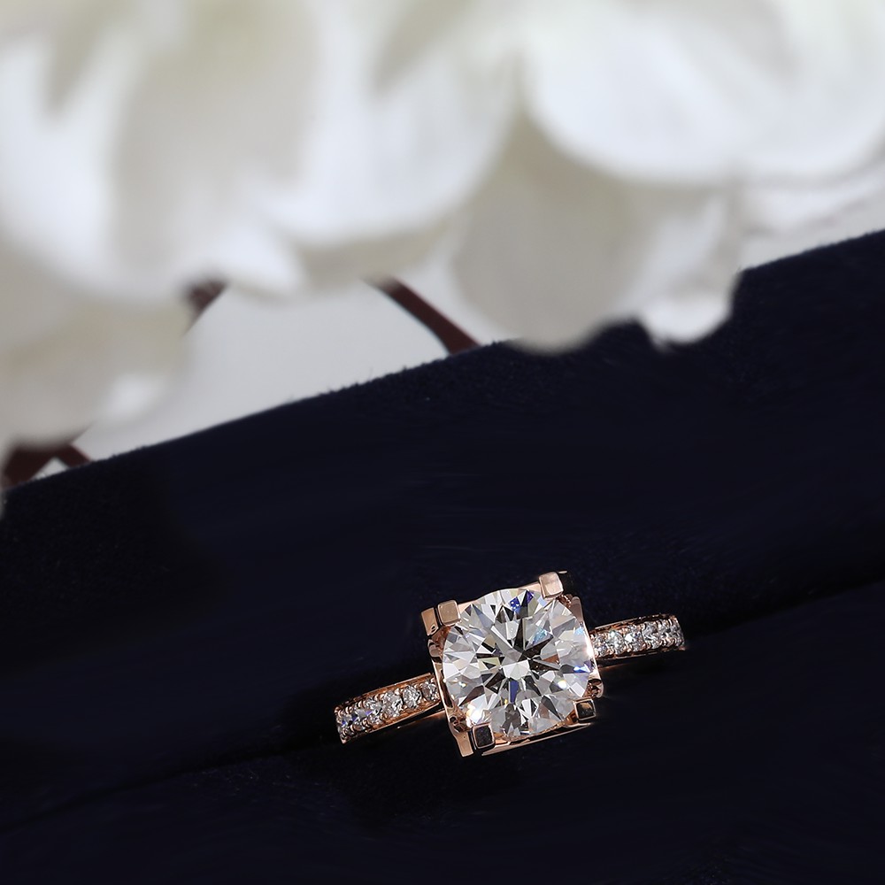 Anillo de oro de 18 quilates con diamantes redondos blancos de 2 ct y cabeza de toro