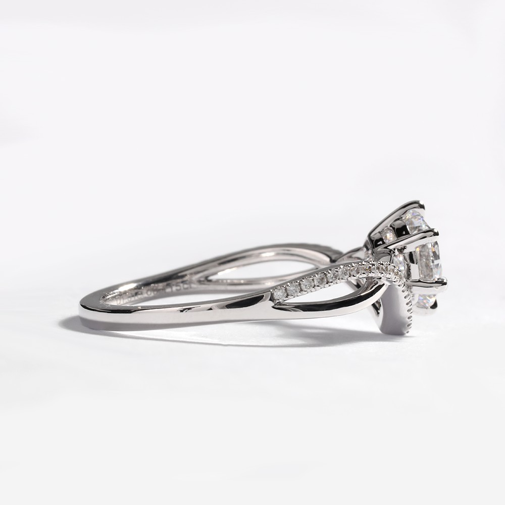 Anillo de oro de 18 quilates con diamantes redondos blancos de 1 ct y forma de cruz