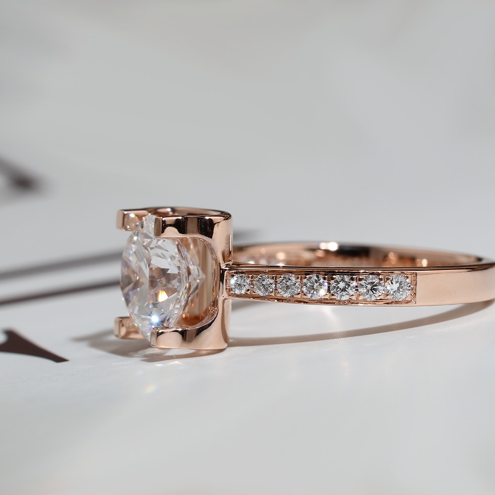 Anillo de oro de 18 quilates con diamantes redondos blancos de 2 ct y cabeza de toro