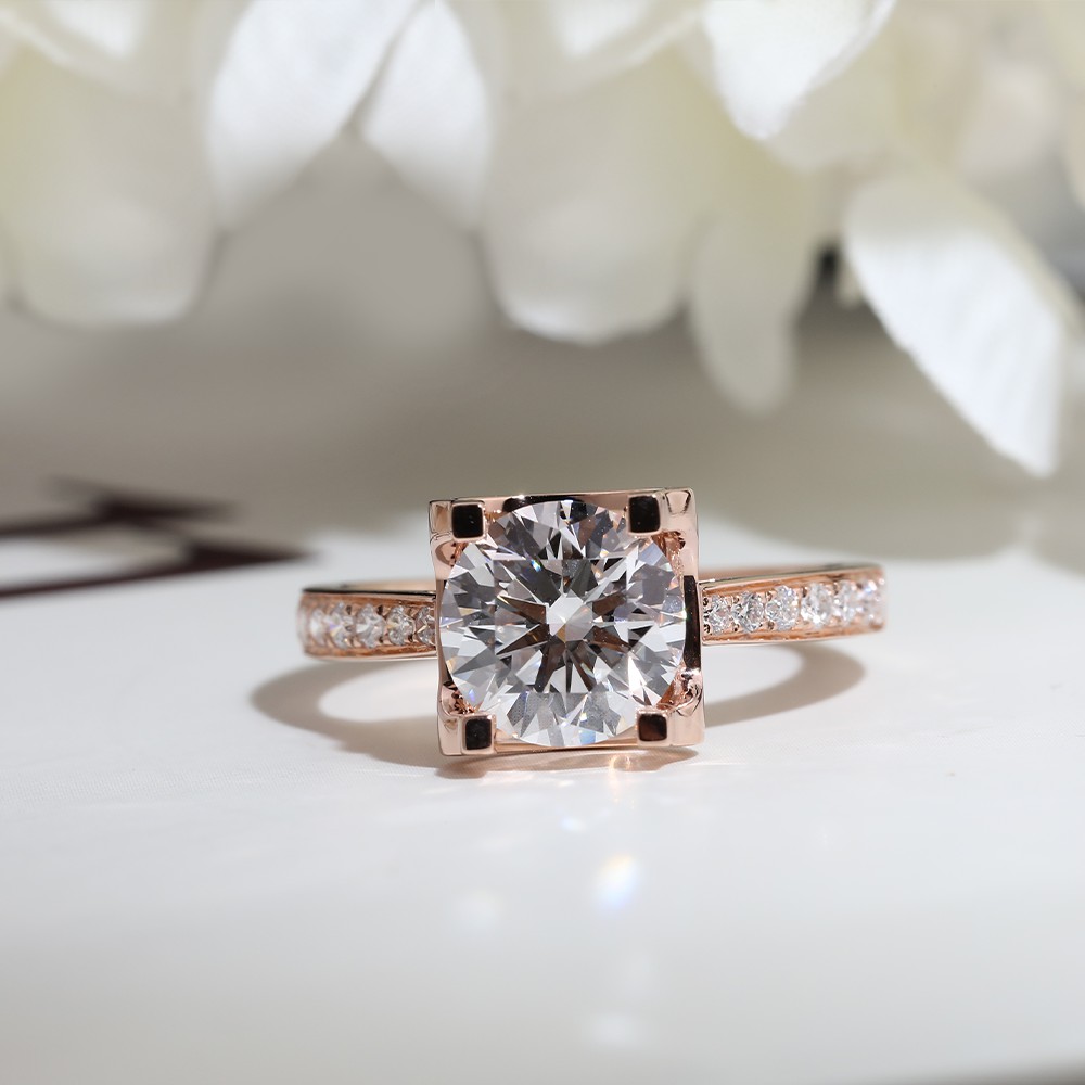 Anillo de oro de 18 quilates con diamantes redondos blancos de 2 ct y cabeza de toro