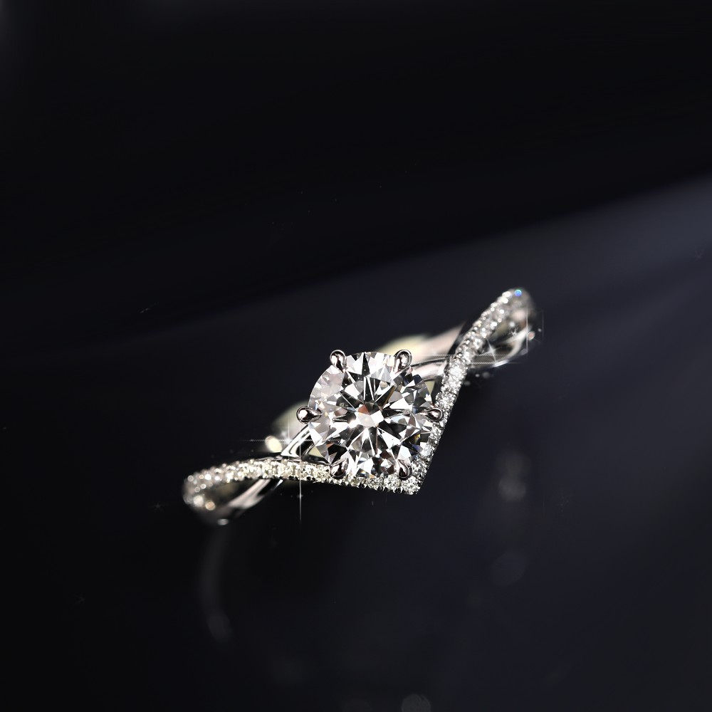 Anillo de oro de 18 quilates con diamantes redondos blancos de 1 ct y forma de cruz