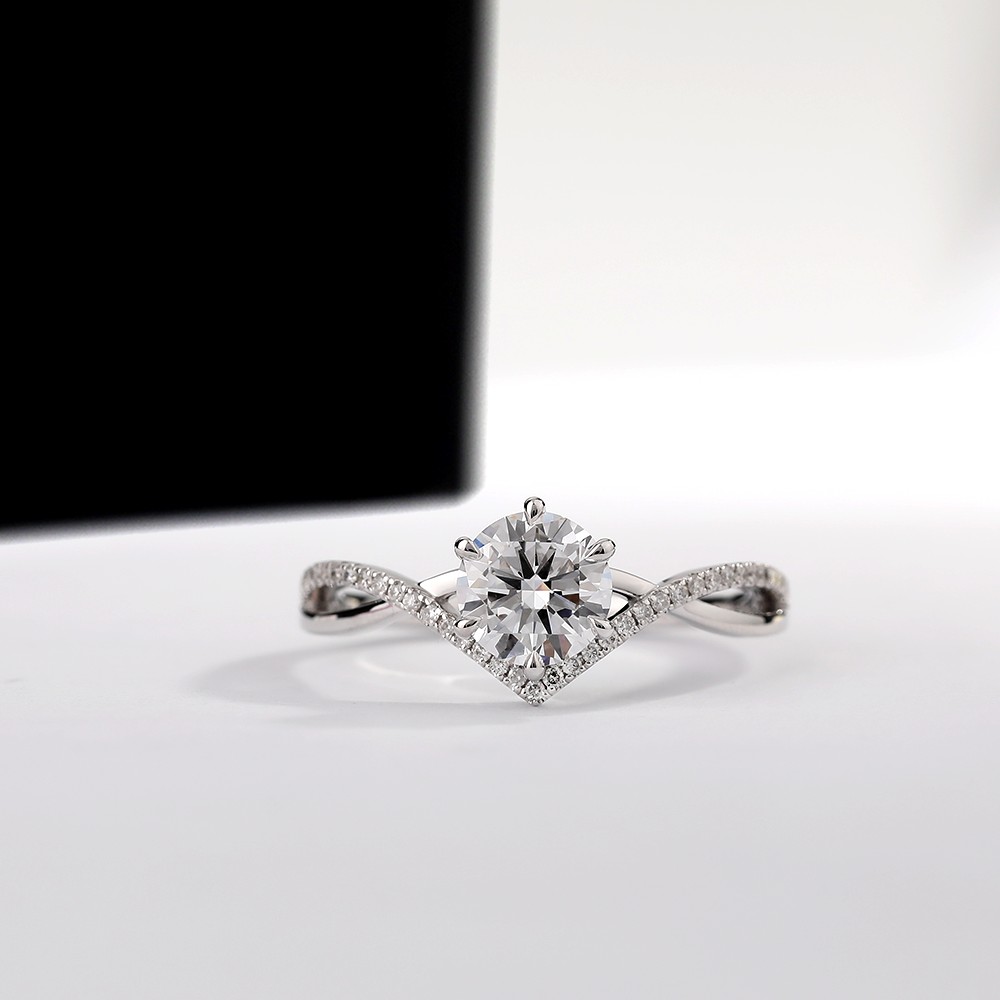 Anillo de oro de 18 quilates con diamantes redondos blancos de 1 ct y forma de cruz