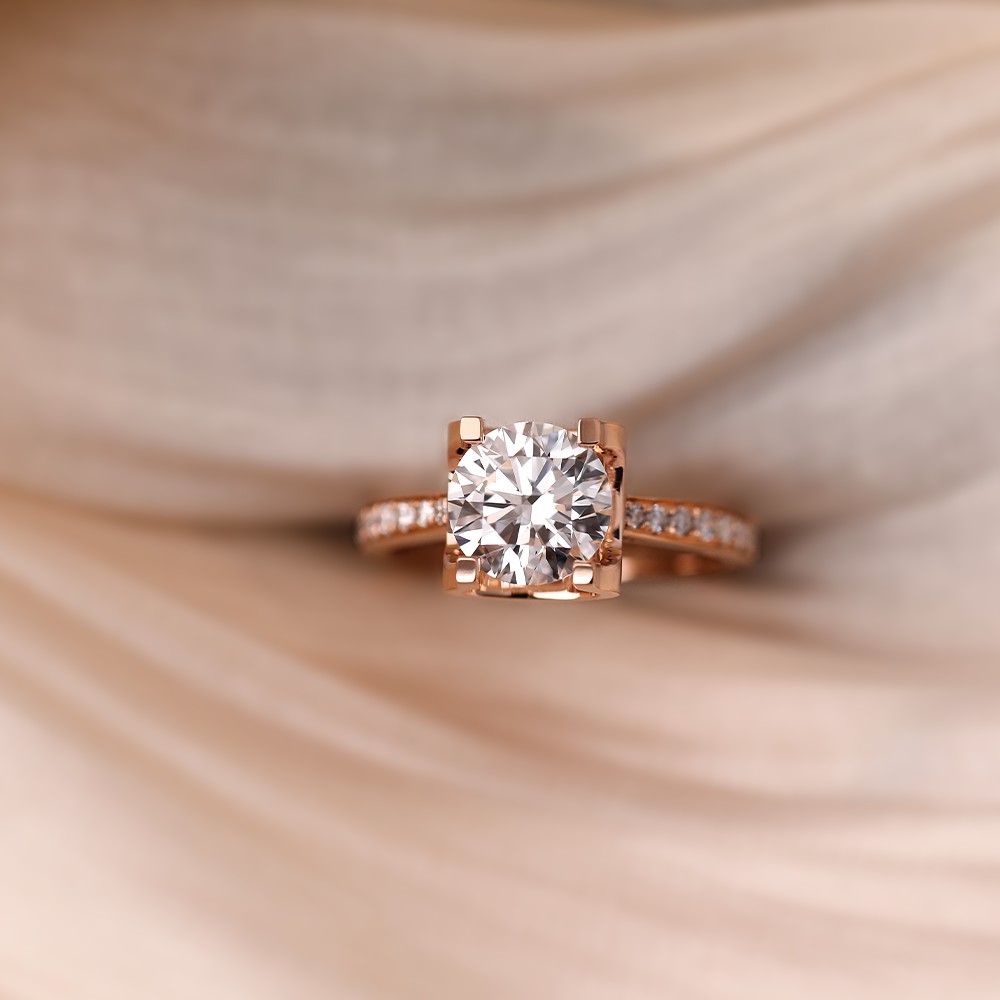 Anillo de oro de 18 quilates con diamantes redondos blancos de 2 ct y cabeza de toro