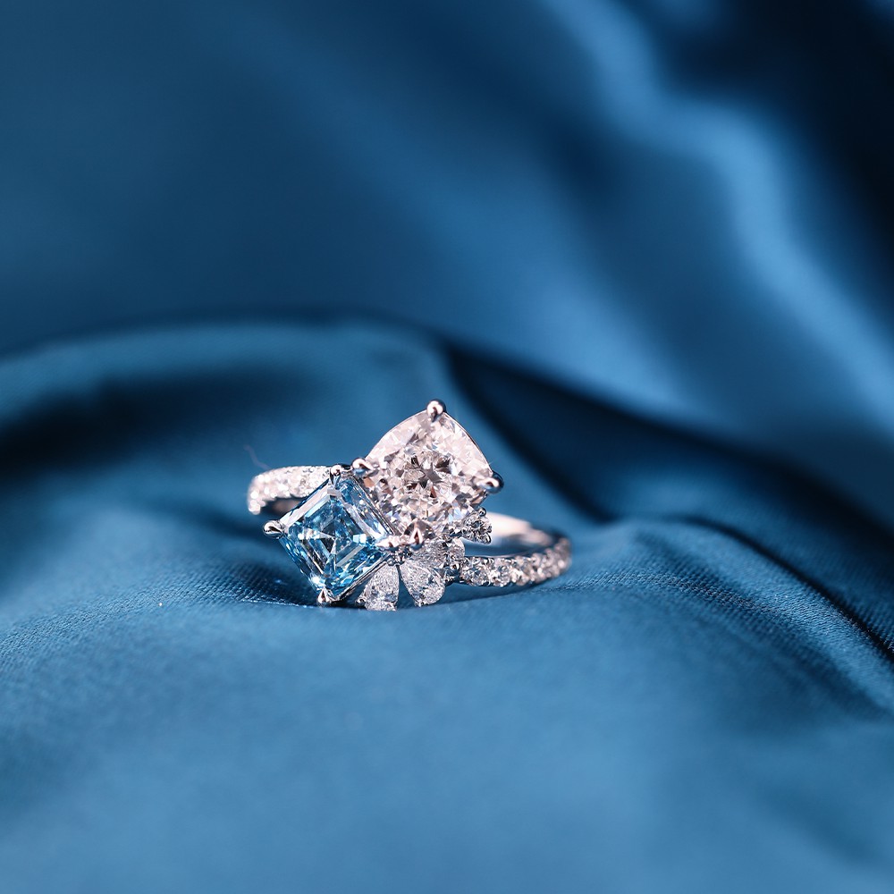 Anillo de oro de 18 quilates con diamantes dobles de talla Asscher azul y blanca