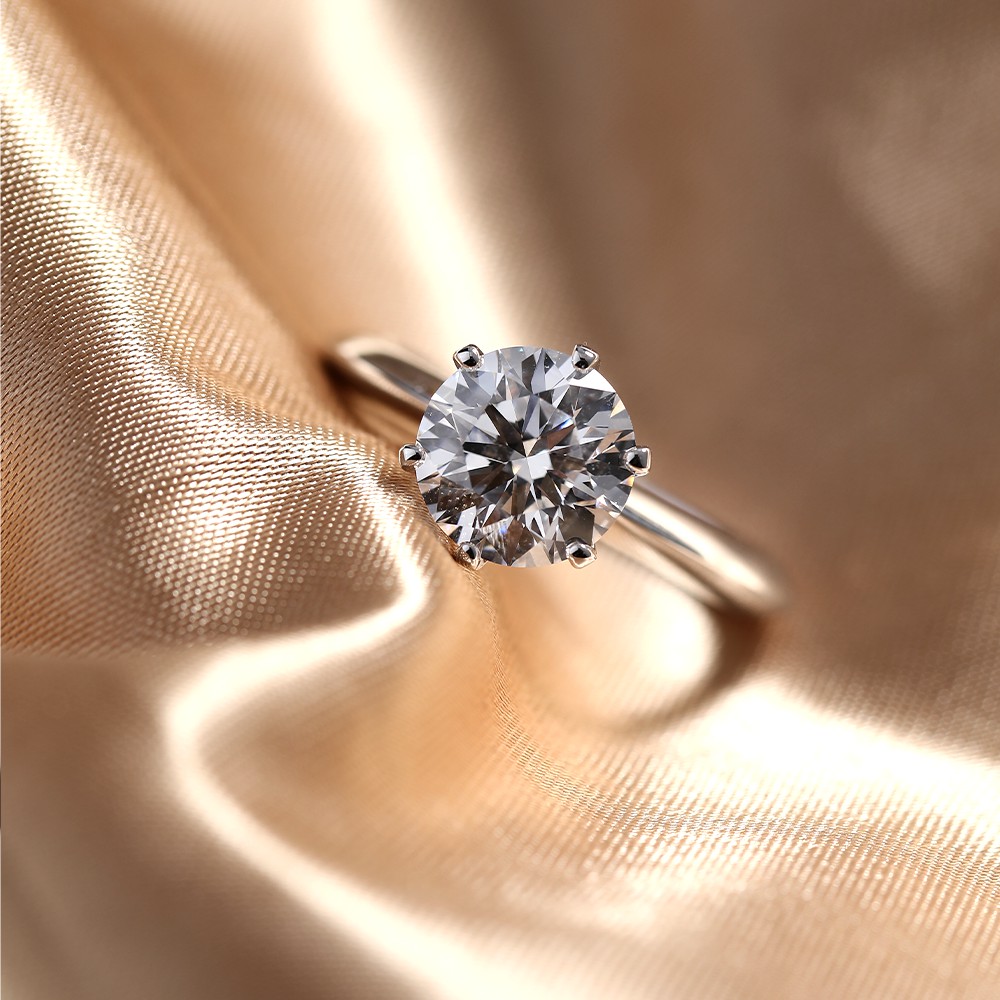 Anillo de oro de 18 quilates con seis garras y diamantes redondos blancos de 2 quilates
