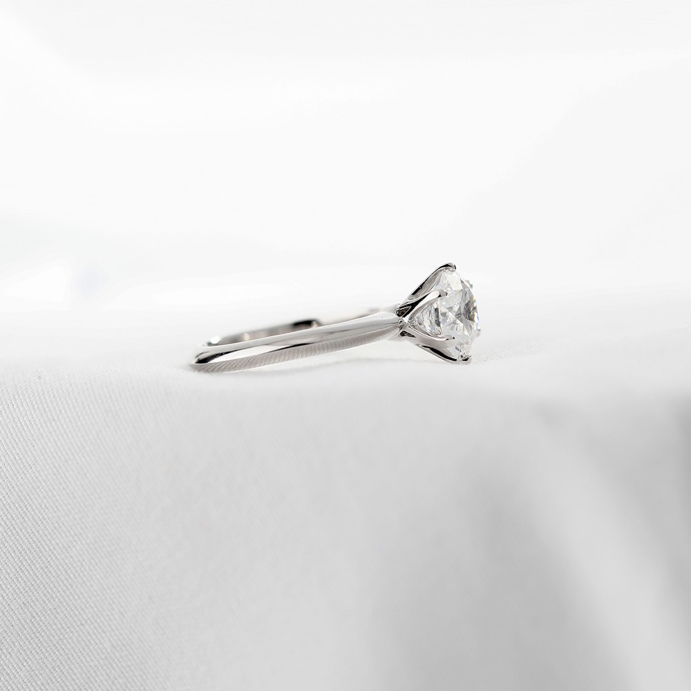 Anillo de oro de 18 quilates con seis garras y diamantes redondos blancos de 2 quilates